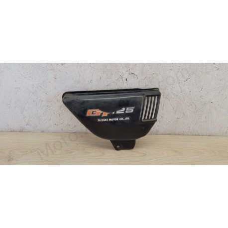 Cache latéral sous selle droit Suzuki GT 125 Cache latéral sous selle droit Suzuki GT 125