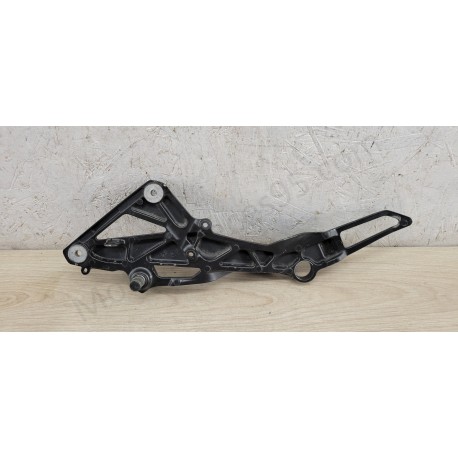Platine Repose-pied Gauche Pour Honda CBF 900 Hornet – 2002 à 2006 – Occasion