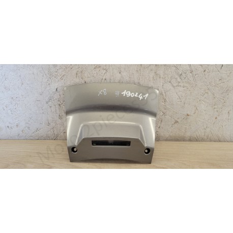 Carénage veilleuse de plaque Piaggio X8 Xevo Carénage veilleuse de plaque Piaggio X8 Xevo