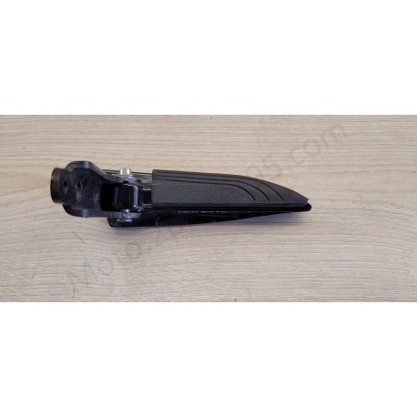 Repose pied passager droit d'origine référence 1B007005000N13 pour Piaggio Beverly 300 Sport de 2021 - Pièces Partie cycle sur La Bécanerie