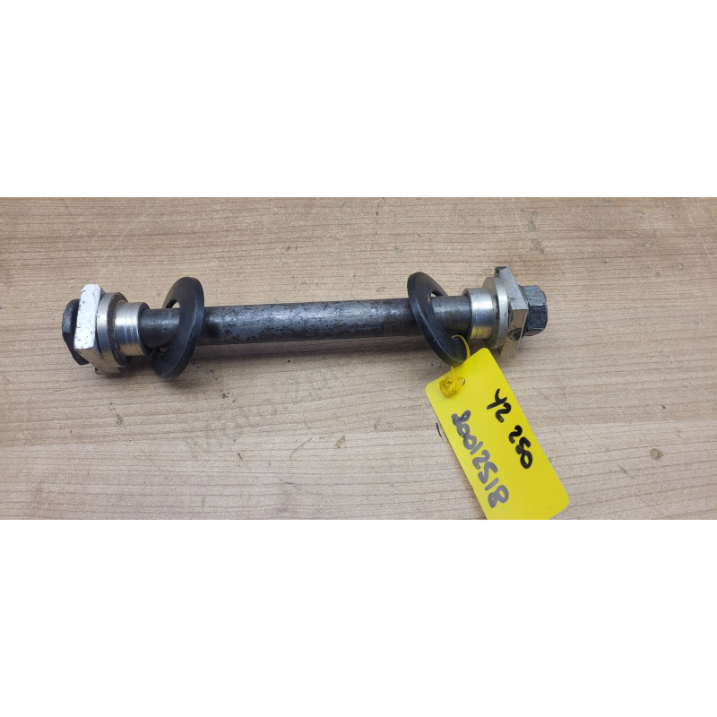 Axe de roue arrière Yamaha YZ 250 2004