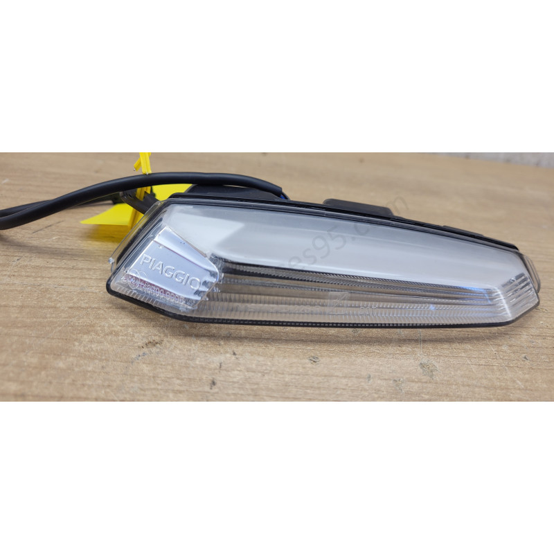 Clignotant avant droit Piaggio Mp3 400 530