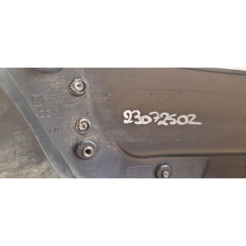 Garde boue avant origine pour scooter Piaggio 500 MP3 1B004096 / 20343 / avant droit - Auto