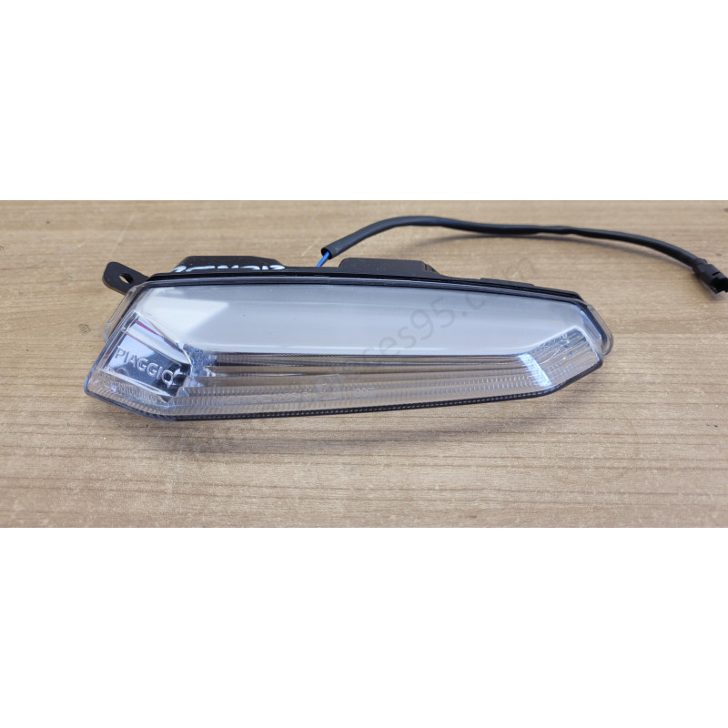 Clignotant avant droit Piaggio Mp3 400 530