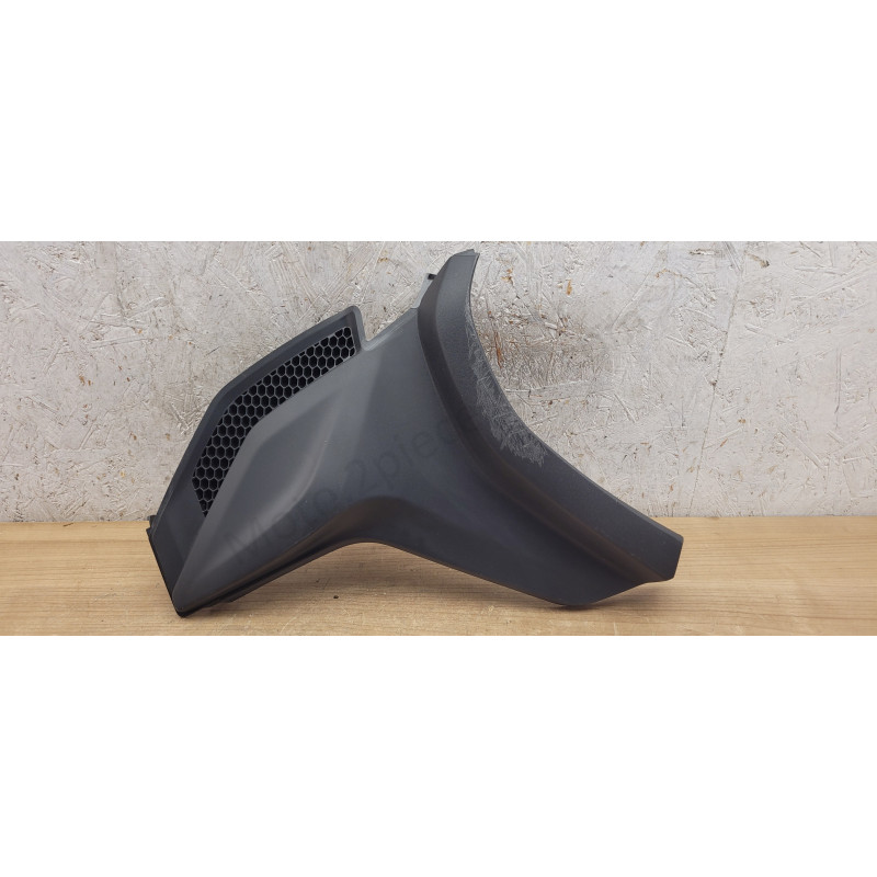 Passage de roue avant droit Piaggio Mp3 400 530