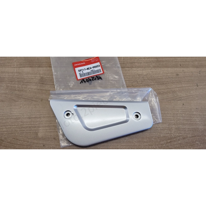 Couvercle inférieur de repose-pied arrière droit Honda Gold-Wing 1800   De 2001 à 2011