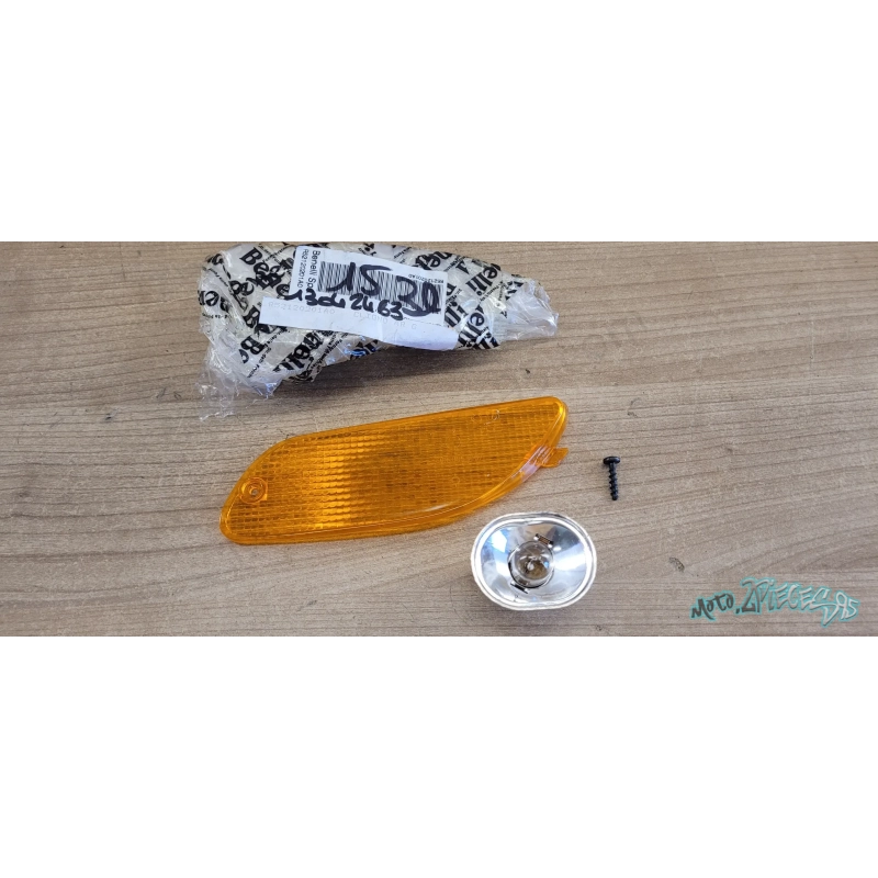 Cabochon et porte ampoule arrière gauche Benelli 50 K2 de 1998 à 2001