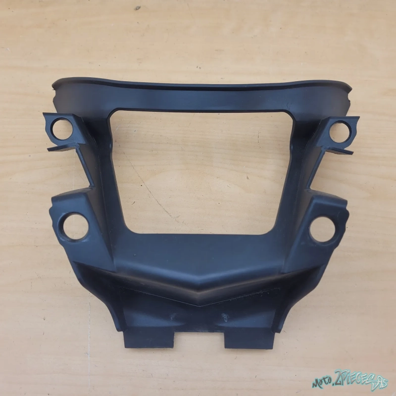 Carénage derrière grille avant Peugeot citystar